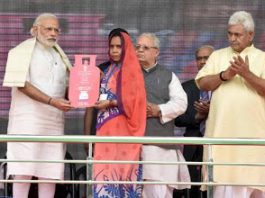 PM launches Pradhan Mantri Ujjwala Yojana at Ballia