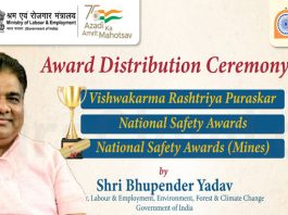 Shri Bhupender Yadav presents Vishwakarma Rashtriya Puraskar